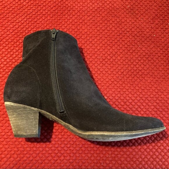 JOHN FLUEVOG Sz 10.5 Suede Stacked Heel Booties Zipper Closure - Picture 3 of 11